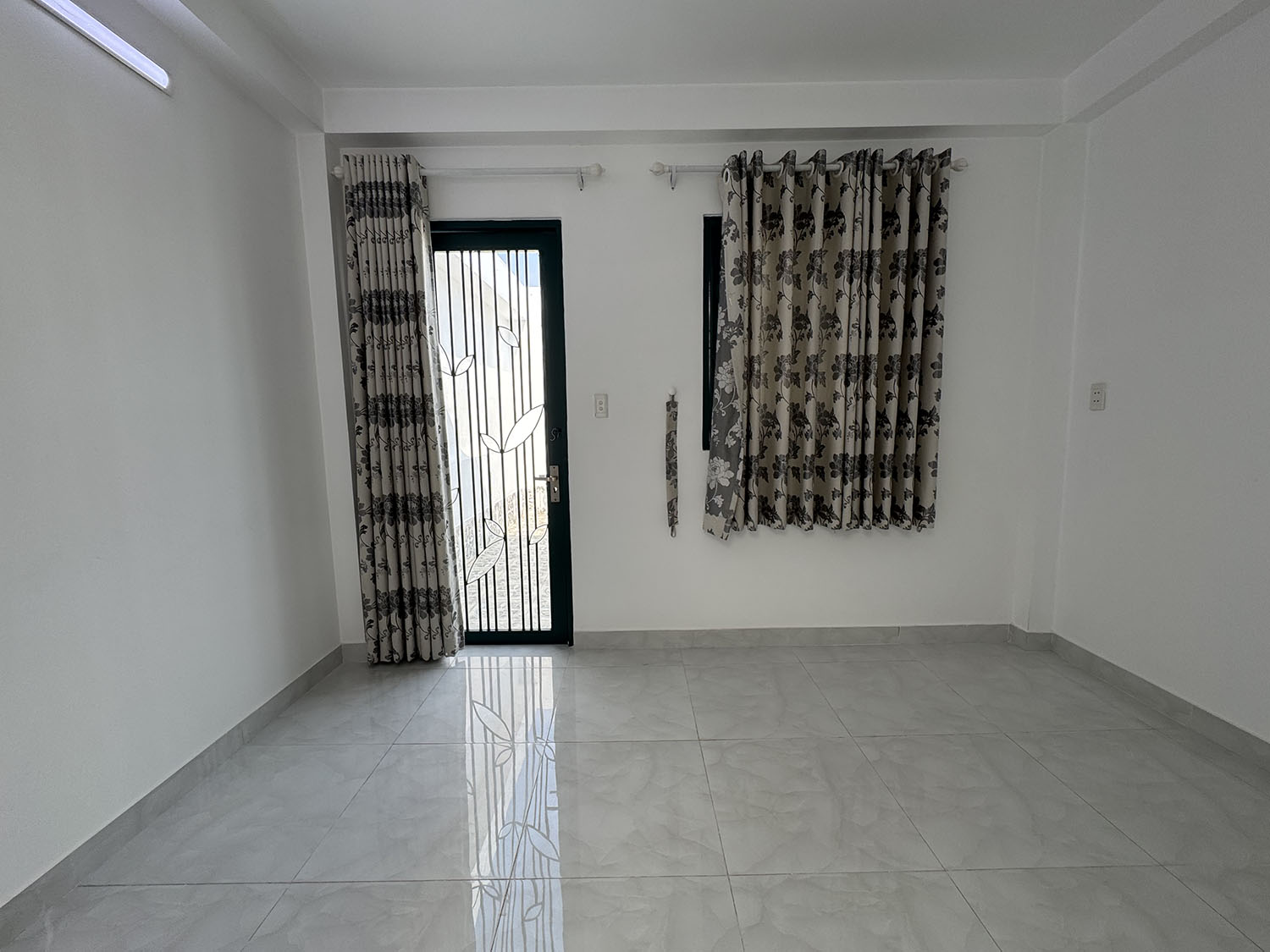 Nhà phố Trệt,3 lầu, sân thượng, mới 100%, 4 phòng ngủ, hẻm xe hơi đổ cửa khu VIP Nguyễn Thượng Hiền